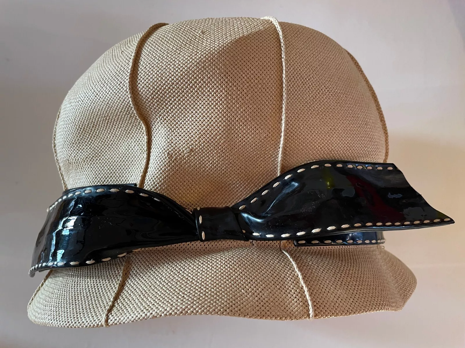 Petit chapeau cloche beige Christian Dior vintage en cuir verni tissé
