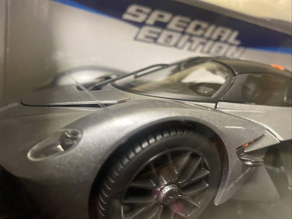 Maisto escala 1:18 2021 Aston Martin Valkyrie en plata modelo de coche fundido a presión Foto 4 de 4