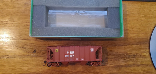 Tolva cubierta de 2 bahías HO Bowser Pennsylvania PRR #498107 ruedas de metal | Condition: Used