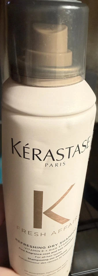 Champú seco con fragancia fina Kerastase Fresh Affair 5,3 oz Foto 3 de 3