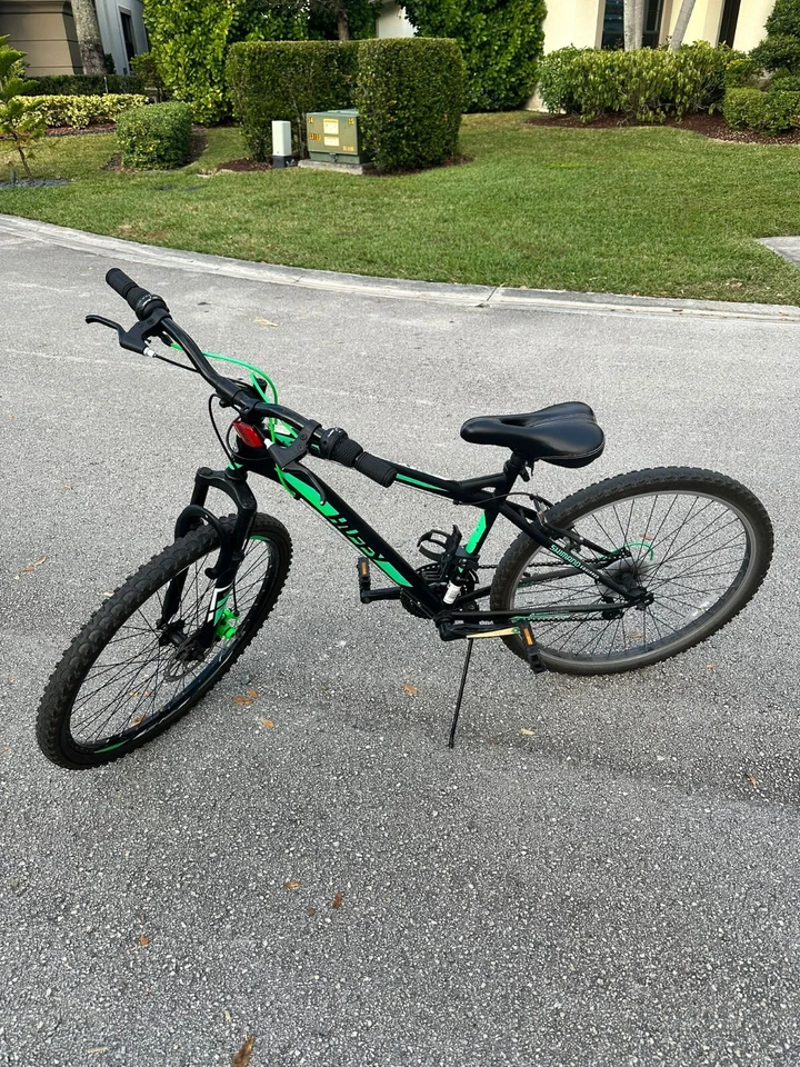 Bicicleta de montaña Huffy Nighthawk, verde y negro para adultos Foto 2 de 4