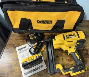 DEWALT 20V MAX XR Brushless 18-Gauge Crown Stapler Kit