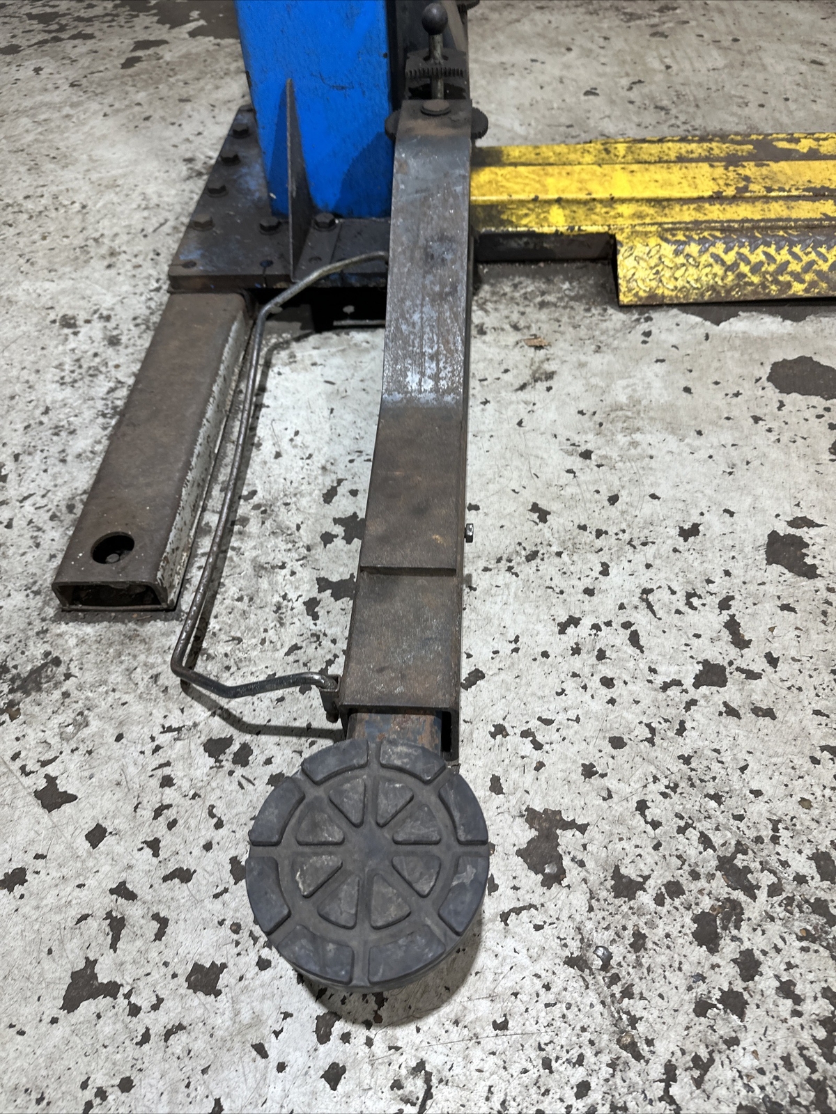 2 post car ramp vehicle lift ramp 3200 KG lifting capacity Single Fase