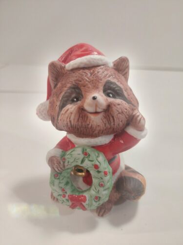 Vintage Homco Porcelain Christmas Santa Raccoon With Wreath #5611 - Afbeelding 1 van 7
