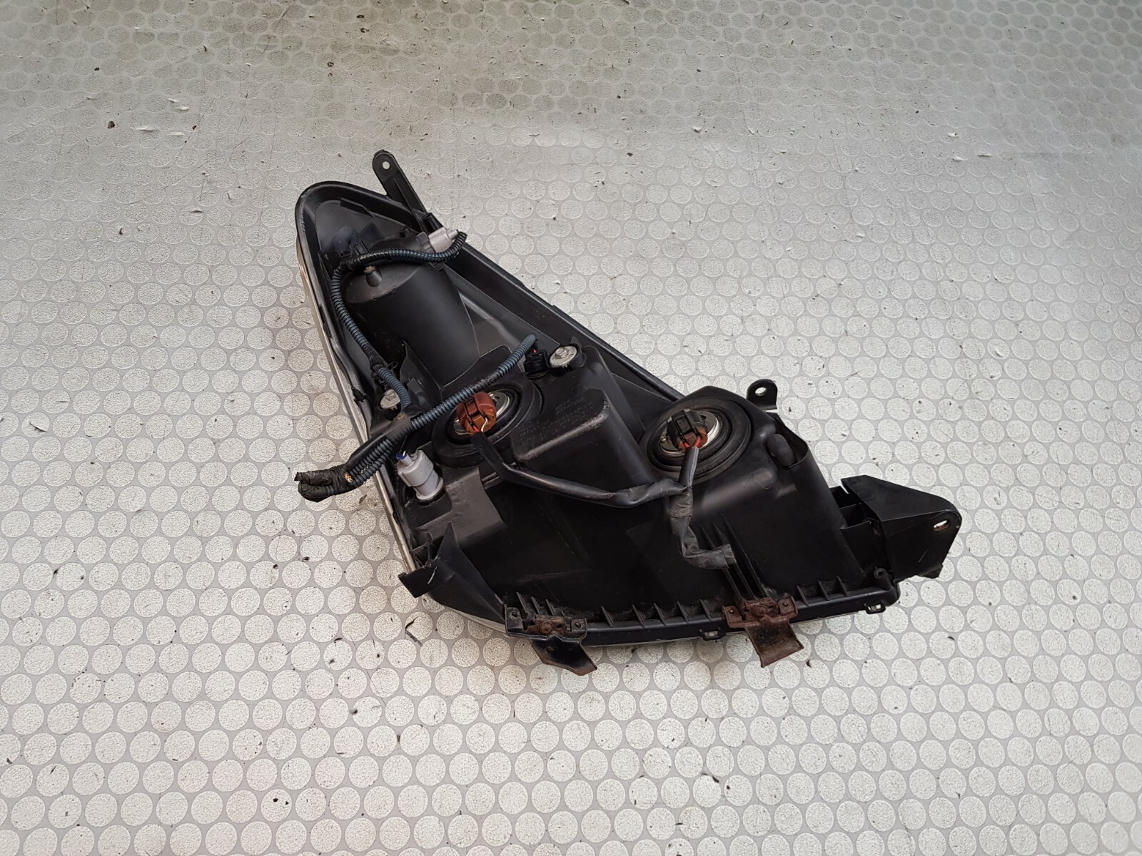 Toyota Corolla Verso Headlight 1Lug Broken Passenger Side Left side 20042008 eBay