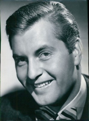 George Montgomery Actor Painter Sculptor Celebrity Stuntman Tv Photo 8x10