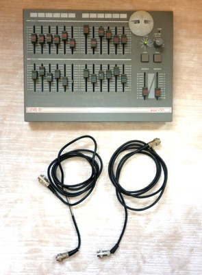 ZERO 88 Level 12 Multieffektkonsole für Musiker oder DJ mit paar Kabeln