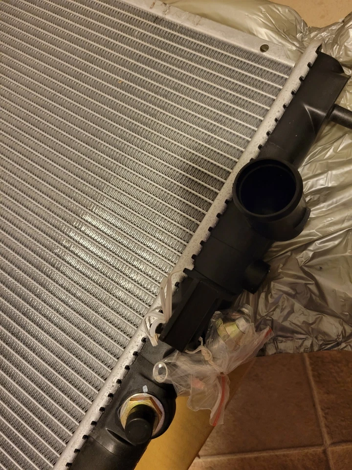 Radiador de aluminio de una fila para Nissan Altima 3,5 L V6 automático/5 velocidades TYC 2415 02-06 Foto 4 de 4