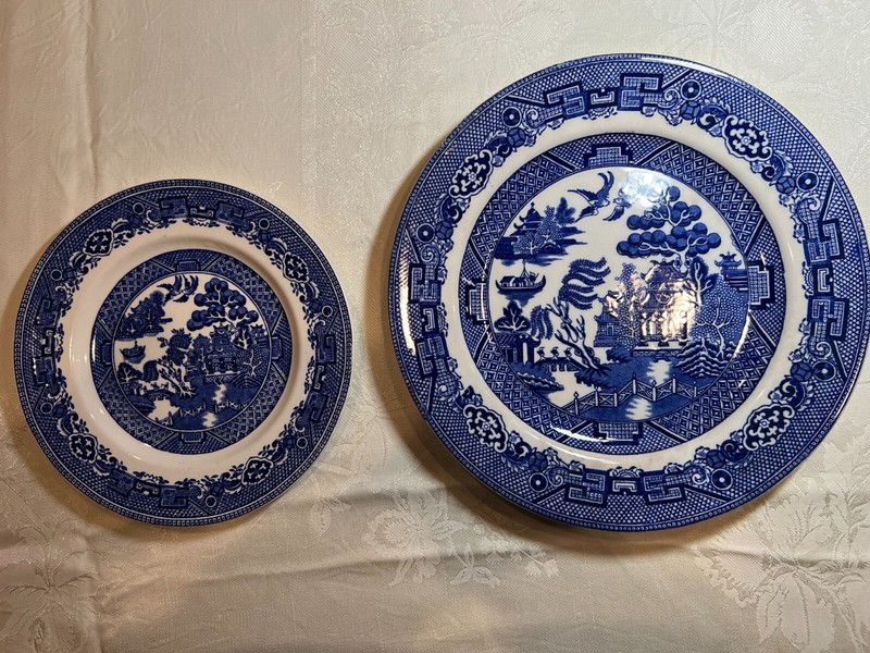 2 Vintage 1930's Alfred Meakin "OLD WILLOW" Plates
