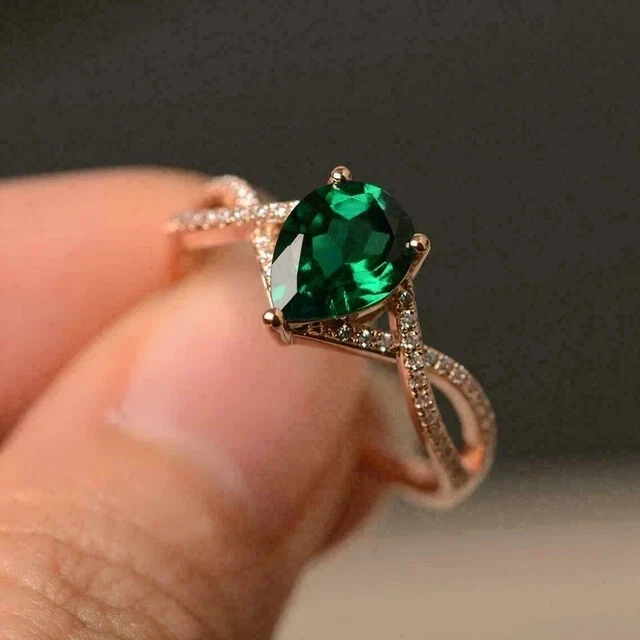 Anillo solitario esmeralda verde corte pera de 2,20 quilates creado en laboratorio chapado en oro rosa de 14 quilates Foto 3 de 4