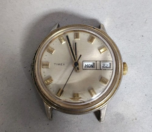 Orologio Vintage Timex Uomo Tono Oro Data Giorno Cinturino Nero Solo Per Ricambi No Cinturino - Foto 4 di 7