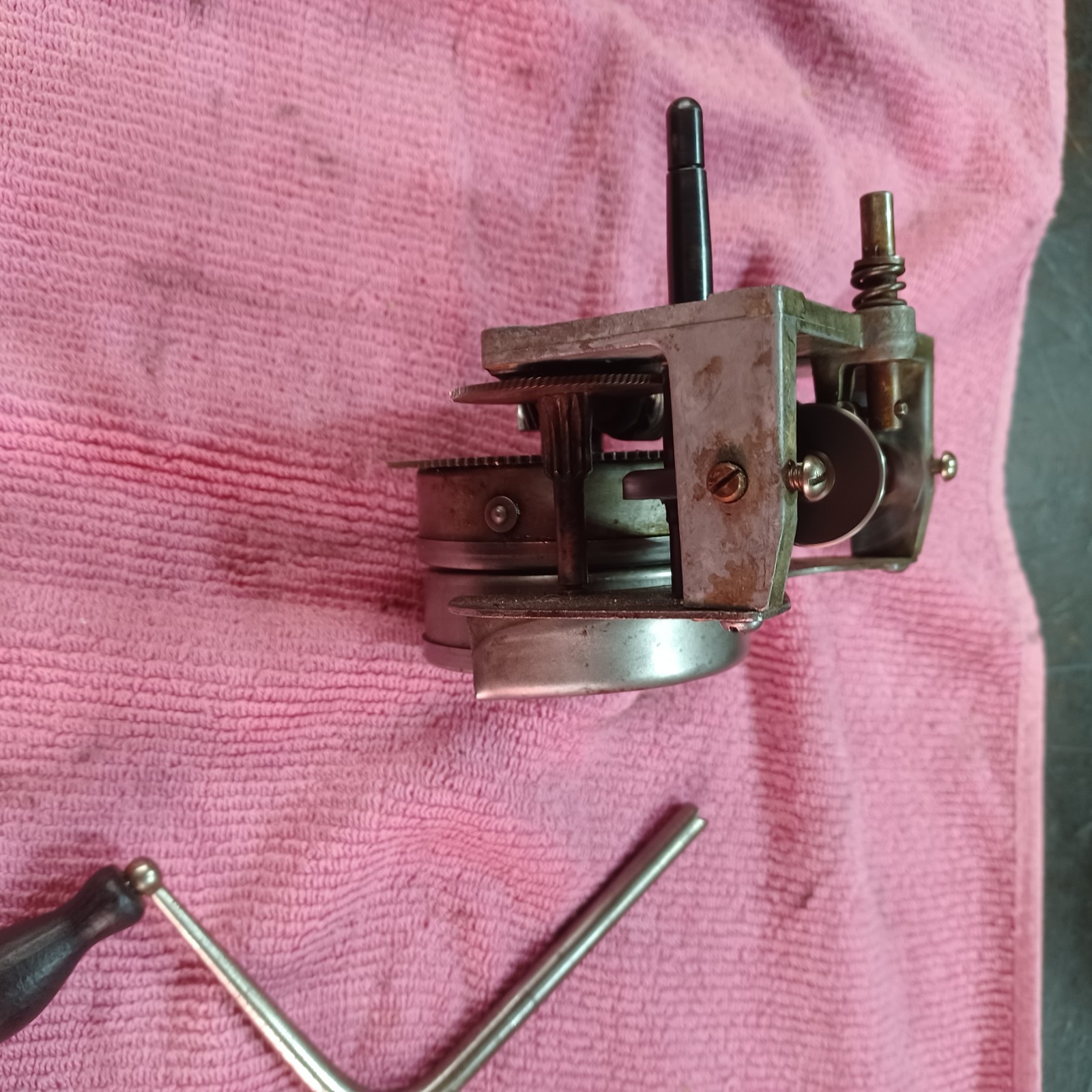 PORTABLE PHONOGRAPH MOTOR 2 SPRING***MOTOR REBUILT***
