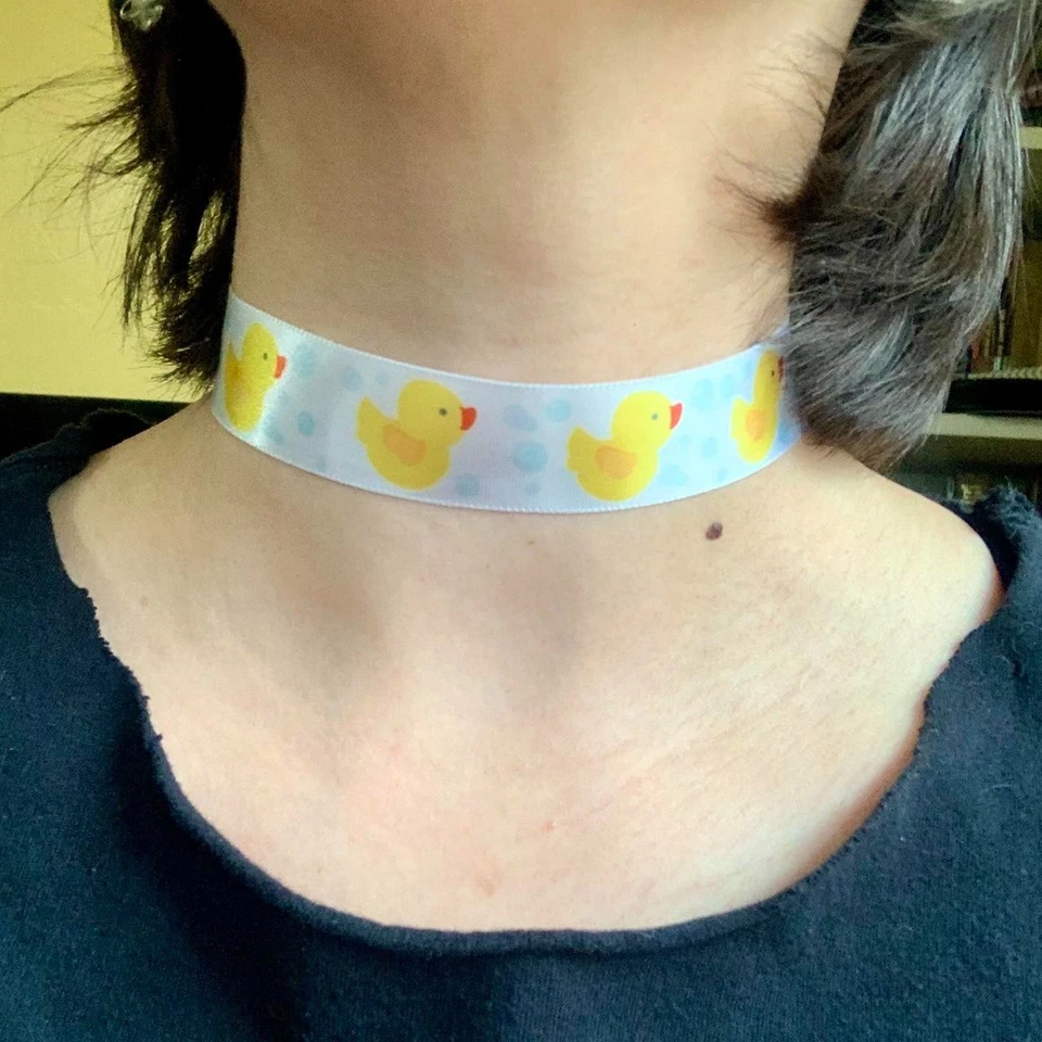 Collar gargantilla cinta de pato de goma Foto 4 de 4
