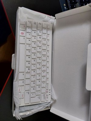 offizielle Raspberry Pi Tastatur, DE-Layout, inkl. 3 Port USB Hub, weiss/grau