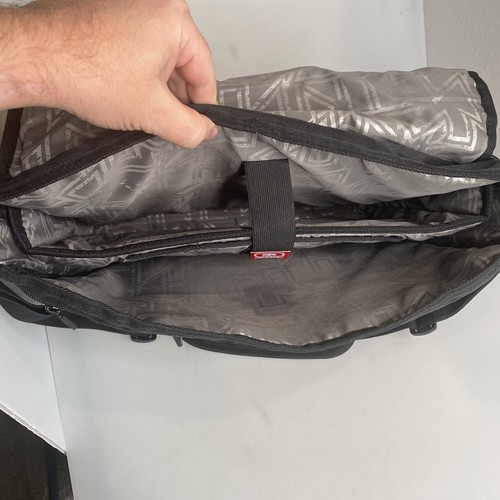 OGIO 16" Laptop Messenger Bag Embroidered Logo on Back of Bag Black- - 第 9/19 張圖片
