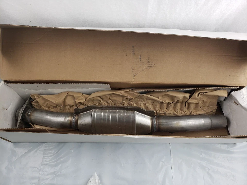 New MagnaFlow 23265 HM Direct Fit Catalytic Converter for 1995-1998 Dodge Neon Foto 4 de 4