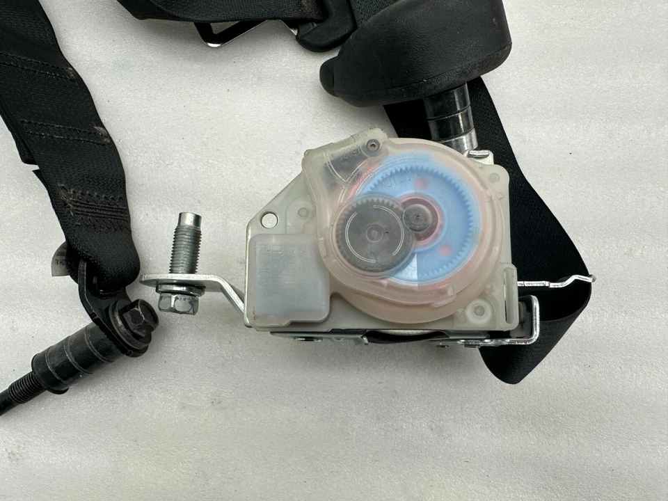 ⭕ 2016-2018 Nissan Titan Rear Driver Side Seat Belt & Retractor Left 2489845-AE Foto 3 de 4