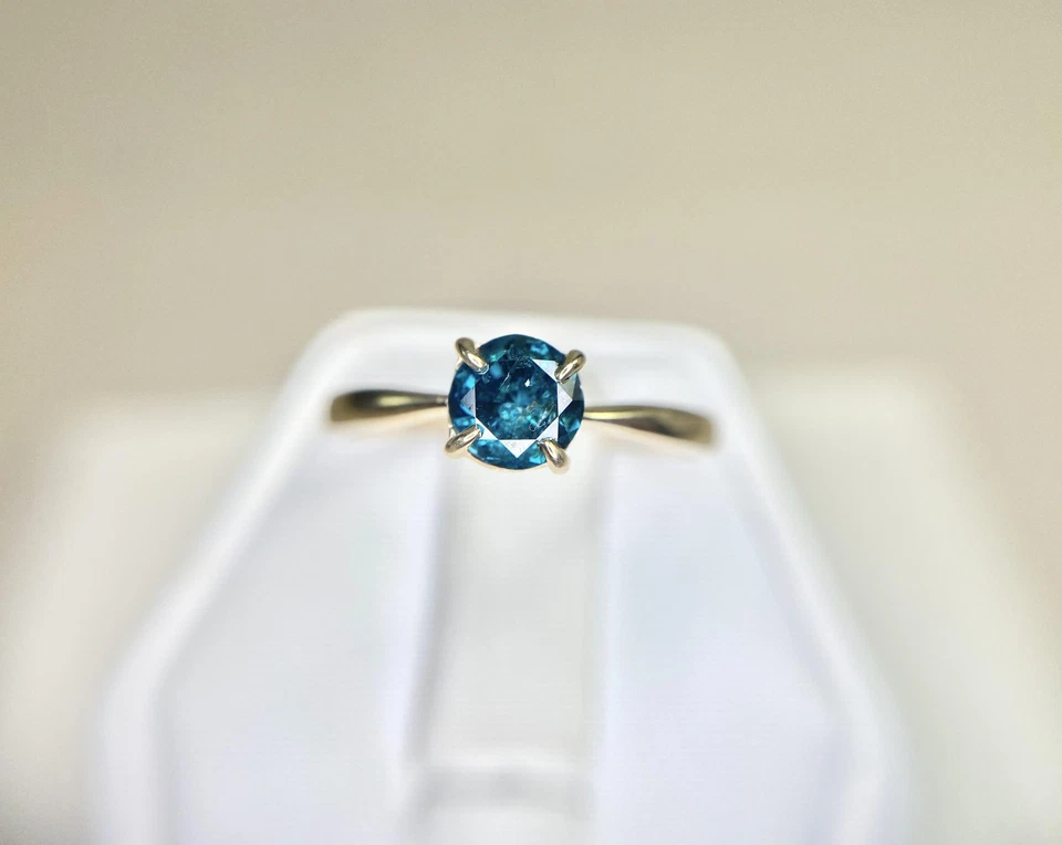 Compromiso solitario de diamantes redondos naturales azules elegantes redondos redondos de oro amarillo de 10 k Foto 3 de 4