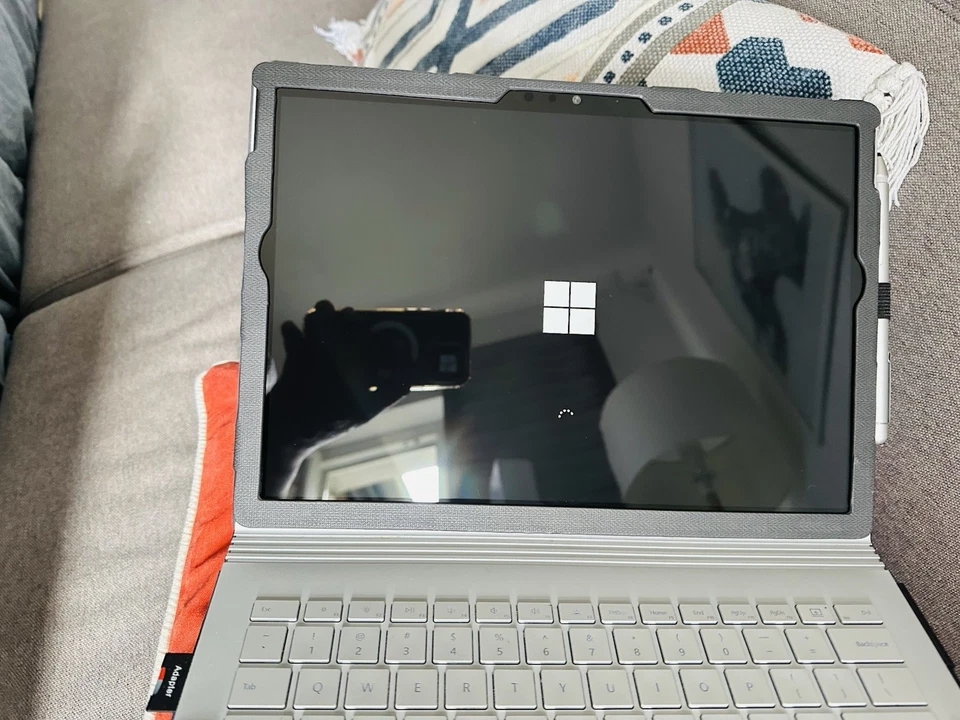 Microsoft Surface Book  2 13,5 Zoll Intel Core i5-7300U 256GB SSD 8GB Ram - Bild 3 von 4