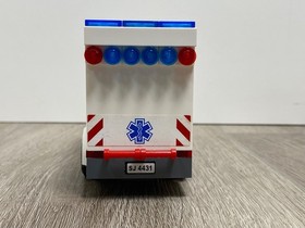 Lego 4431 City Ambulance Set With Minifigures - 100% Complete Retired