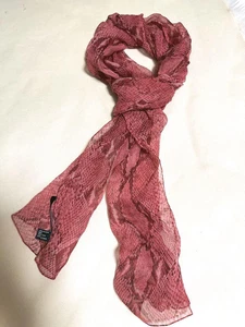 Etole en mousseline rose motif python Gucci époque Tom Ford