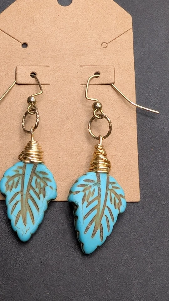 Pendientes colgantes para mujer boho hippie en tono dorado turquesa tallada hoja  Foto 3 de 4