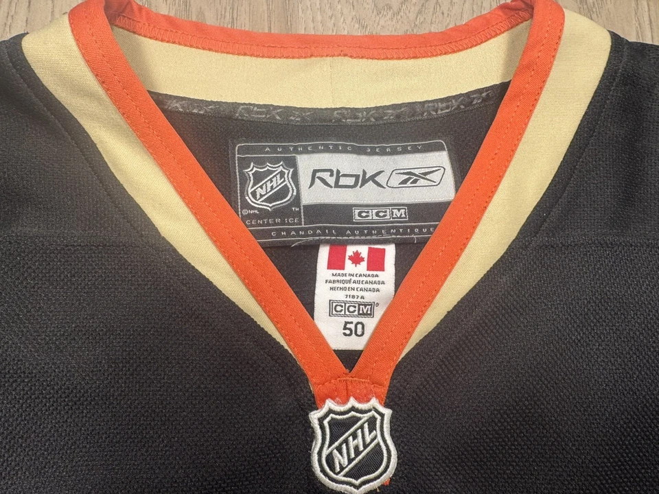 Camiseta deportiva de hockey firmada por el equipo autografiada de los Anaheim Ducks CCM Corey Perry de la NHL Foto 3 de 4