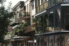 Balcones de encaje, hierro fundido decora casas Vieux Carre, Nueva Orleans LA - Postal