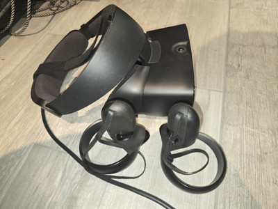 Oculus Rift S PC-Powered VR Gaming Headset - Black  With Cable And Controllers