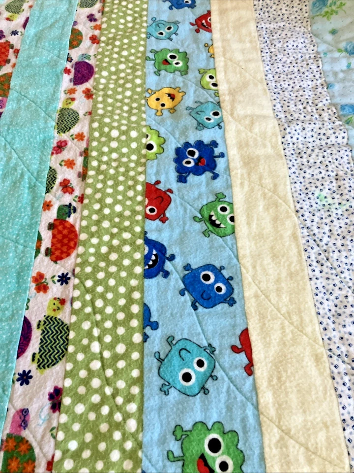 Manta bebé monstruo dibujos animados 38”x 41” hecha a mano a máquina acolchada colorida cuna Foto 2 de 4