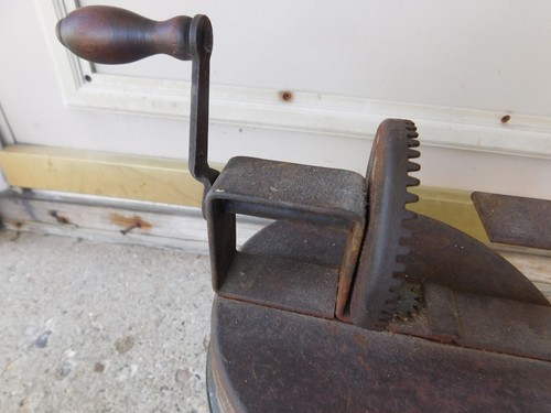VINTAGE HAND CRANK BUTTER CHURN - Picture 2 of 13