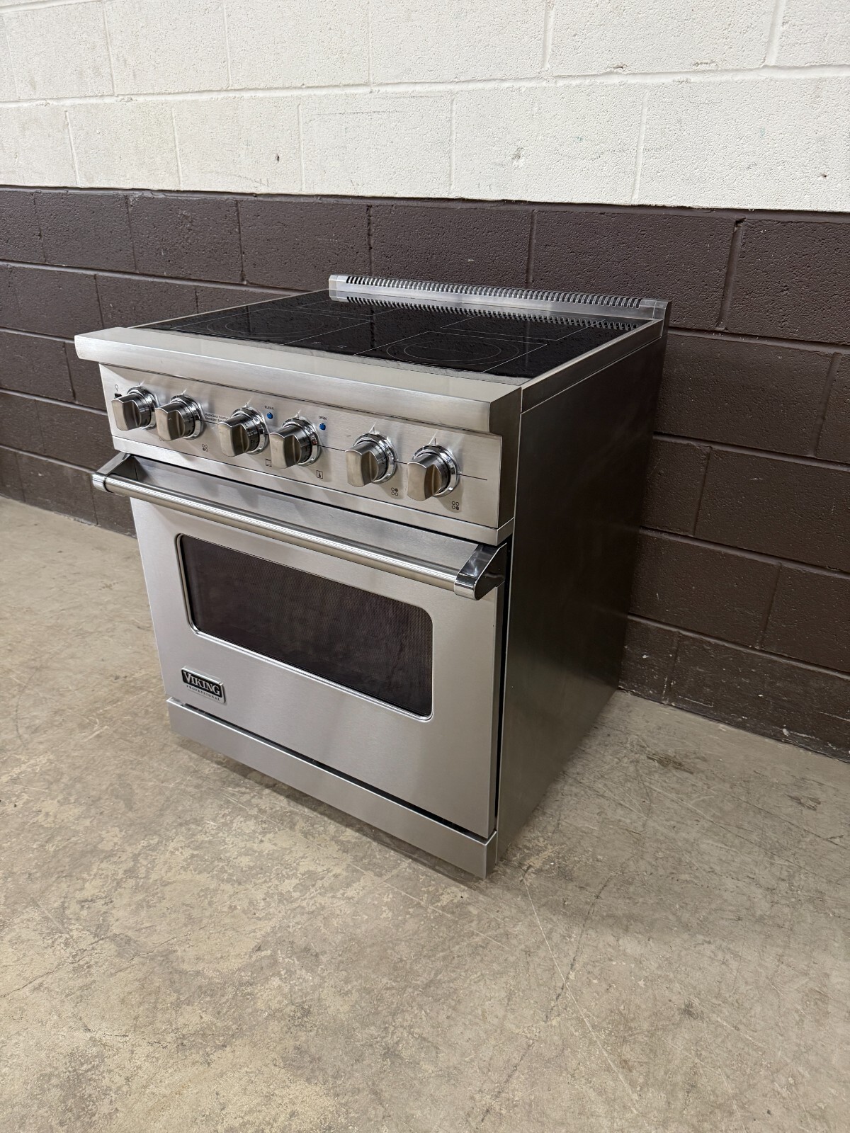 VIKING VISC5304BSS - 30" Professional Induction Range Oven 4 Burner Stainless