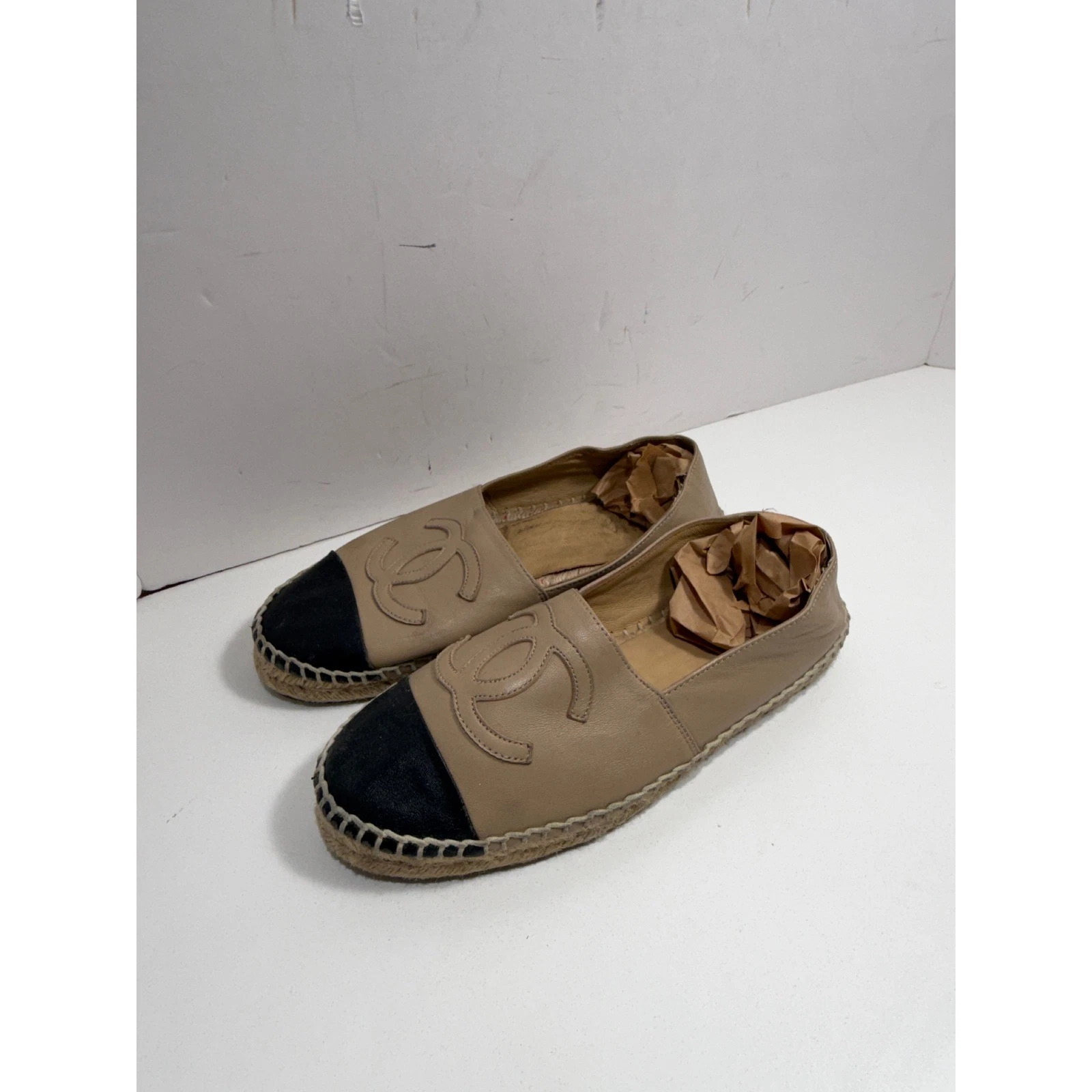 Chanel Lambskin Leather CC Logo Espadrille Flats 38/8 Beige Black Cap Toe SlipOn
Opens in a new wind