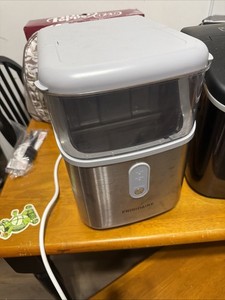 Frigidaire 33LBS Crunchy Chewable Nugget Ice Maker EFIC228-AMZ