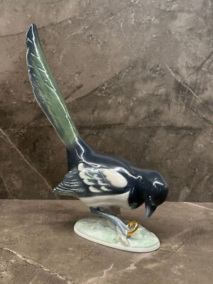 Porcelaine figurine, magpie with gold ring, Metzler & Orloff, Germany