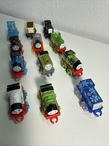Thomas & seine Freunde MINIS Adventskalender 2024, Weihnachtsgeschenk, 24 Miniatur-Spielzeugloks und -fahrzeuge für Kinder ab 3 Jahren, HWB49