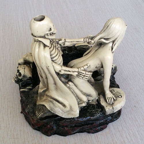 Resin Skull Ashtray Cigarette Holder Sex Love Honey Lovers Skeleton Gothic Head - Photo 1/6