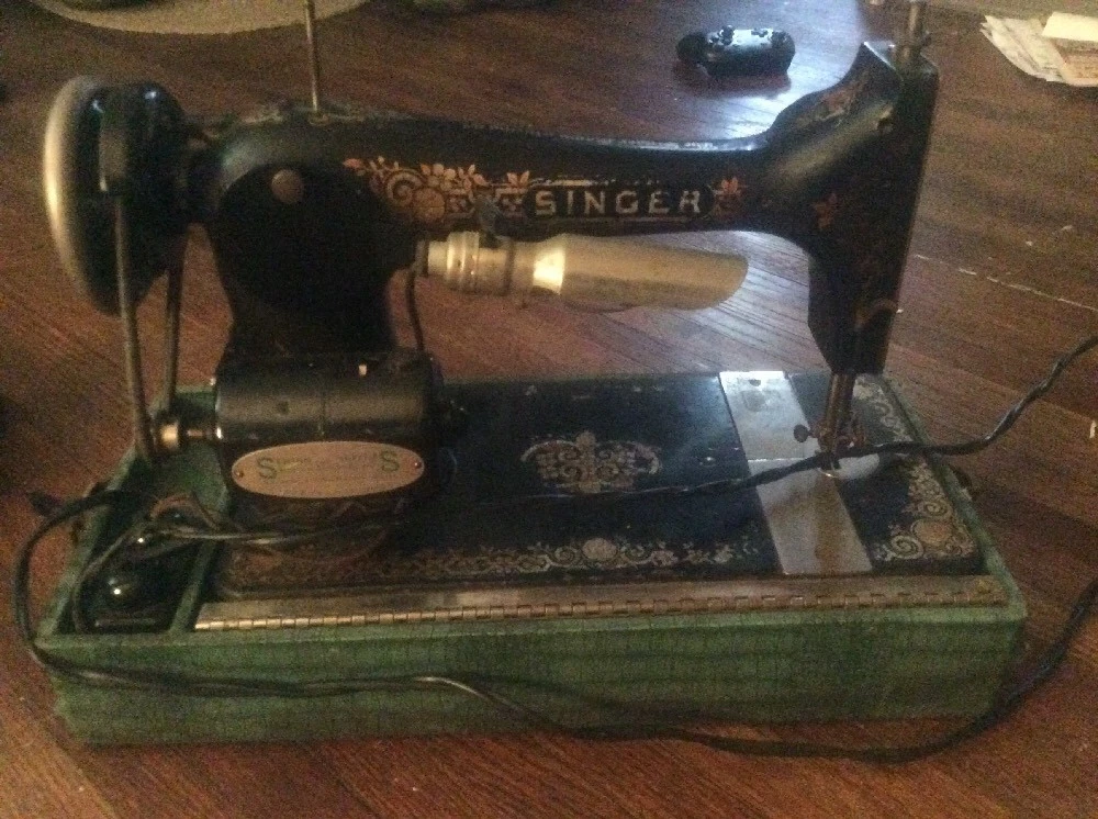 1902 SINGER TREADLE SEWING MACHINE.