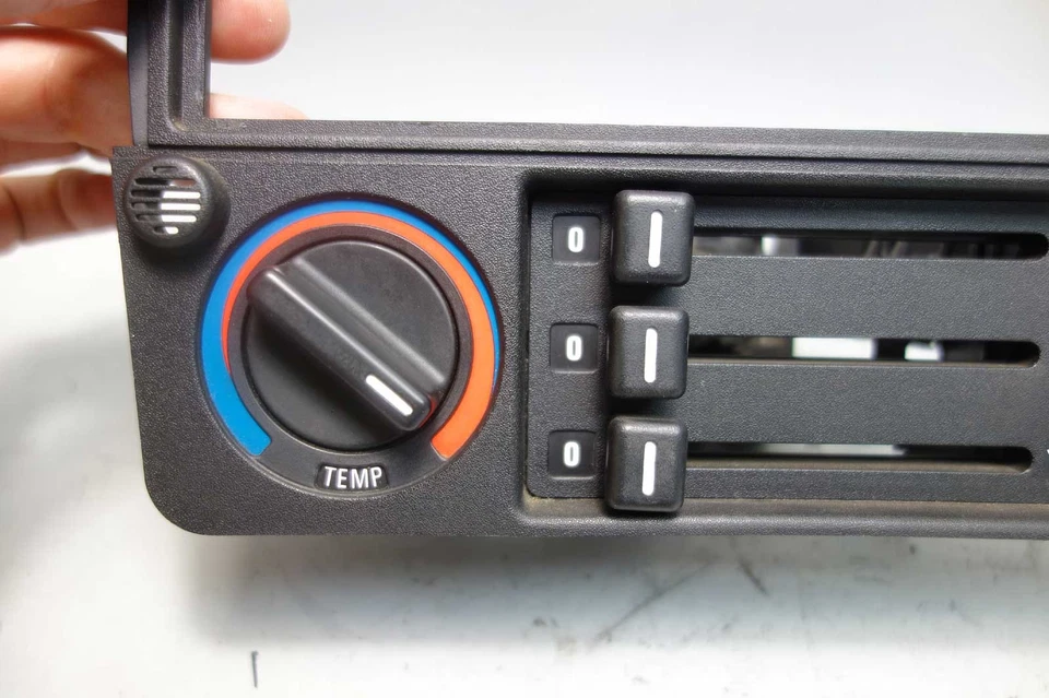 Panel frontal envolvente radio control de clima BMW E30 1984-1991 OEM USADO Foto 4 de 4