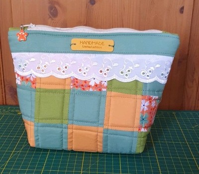 Handgefertigte Kosmetiktasche mit Reißverschluss und komplett gefüttert 