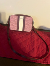 Borsa a tracolla piccola Michael Kors Signature MK logo righe zip rosa/bordeaux