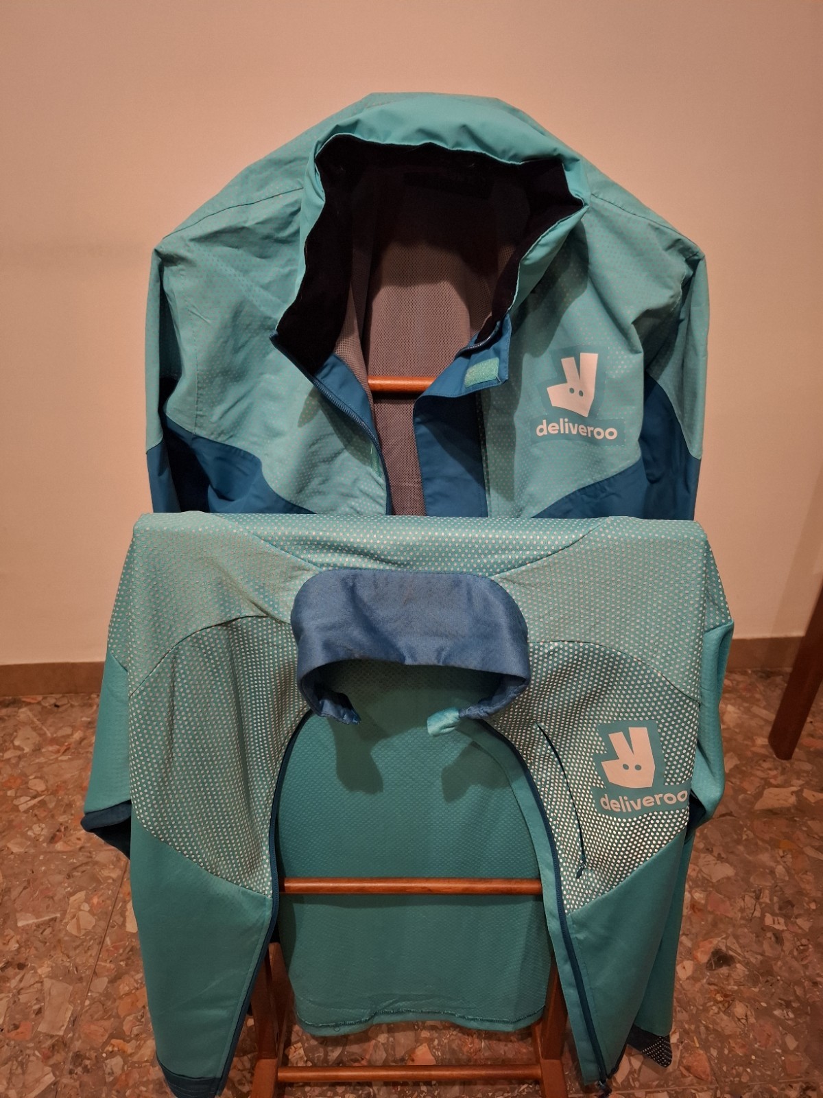 Deliveroo Rider Kit: Windproof Jacket, Sweatshirt and 3 T-Shirts