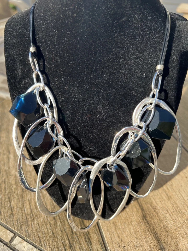 NUEVO CON ETIQUETAS RLM Collar Distintivo Eslabones Martillados con Cristales Azul Marino Cordón de Cuero Negro Foto 4 de 4