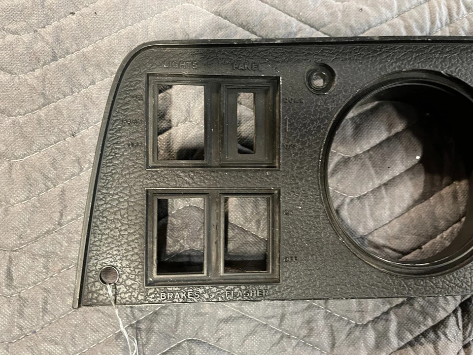 Cargador Ratye 1969 tablero bisel Rat Rod presupuesto o uso para reparación esquina derecha reparación Foto 2 de 4