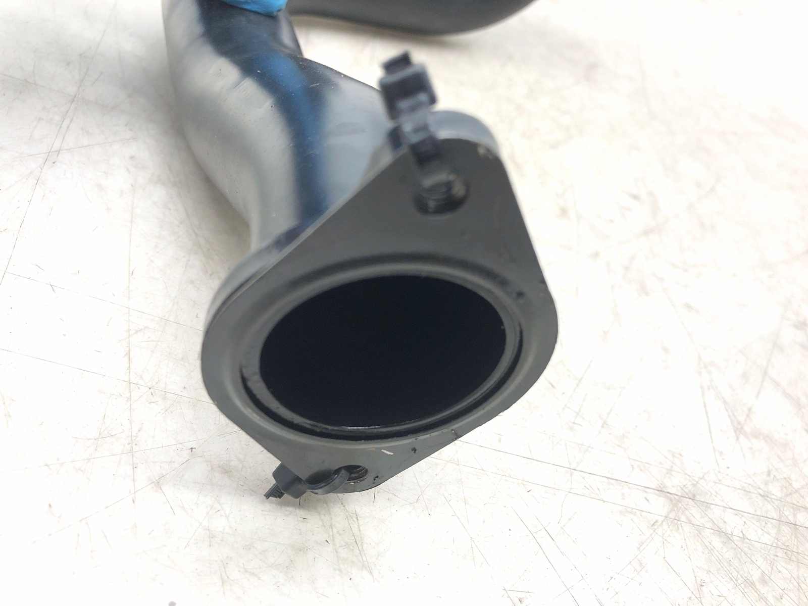 2017-2022 MASERATI LEVANTE 3.0L RIGHT INTERCOOLER SLEEVE HOSE DUCT 670101980 OEM