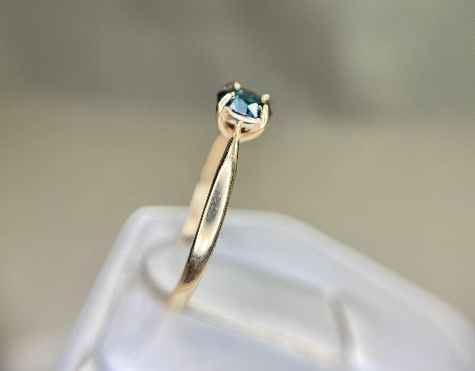 Compromiso solitario de diamantes redondos naturales azules elegantes redondos redondos de oro amarillo de 10 k Foto 4 de 4