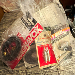 Magnavox 8RCA/100 Mixed Lot RCA-Style Audio/Video Cables w/ Cable Organizers