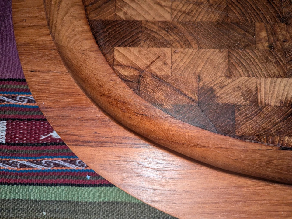 Режущая доска Dansk Teak — большая 21 x 16 дюймов, наклонный дизайн, сделано в Таиланде - Изображение 4 из 4