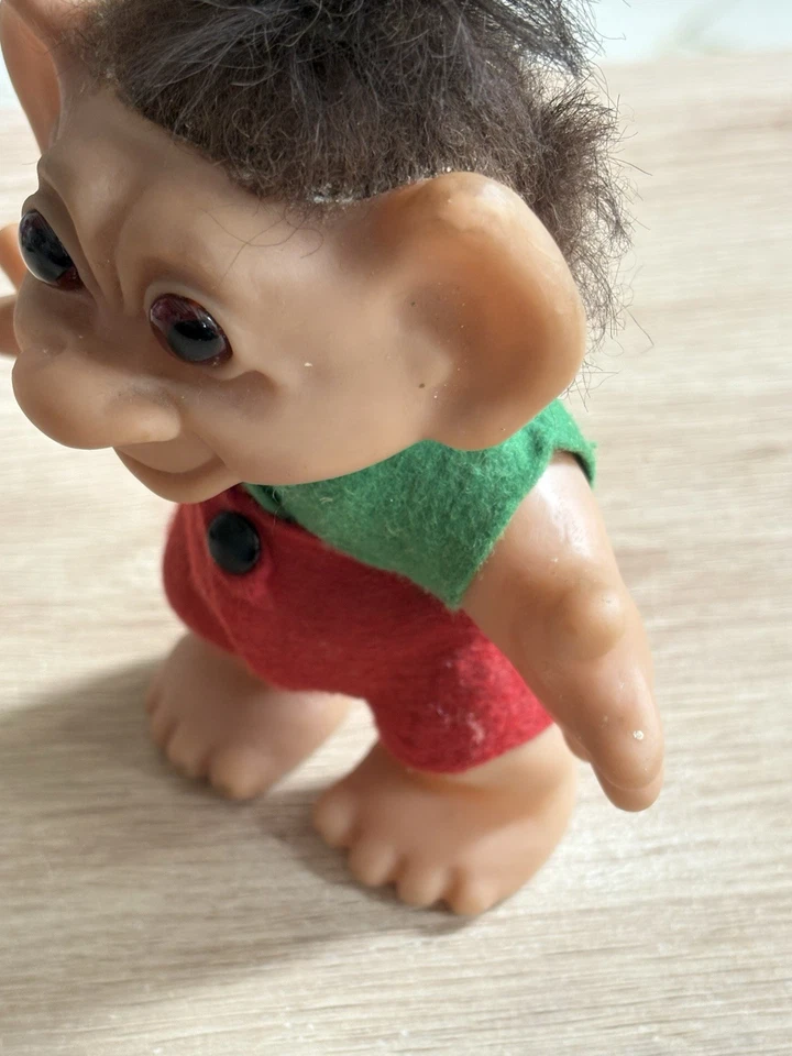 Thomas Dam Troll vintage 14 cm, cheveux bruns, tenue feutrine rouge et verte - Photo 4/4