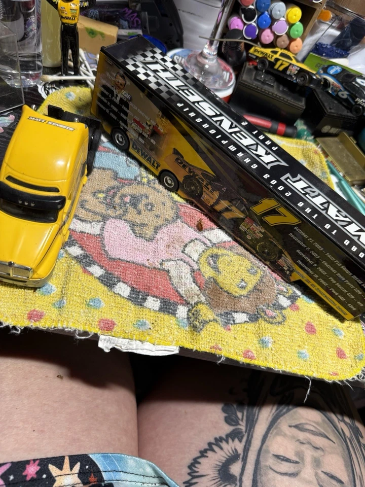 风火轮 2003 Matt Kenseth #17 DeWalt 冠军运输车第 2 部分 — 第 3/4 张图片